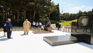 Şentop, Bakü'de Haydar Aliyev'in anıt mezarını, Şehitler Hıyabanı'nı ve Bakü Türk Şehitliği'ni ziyaret etti
