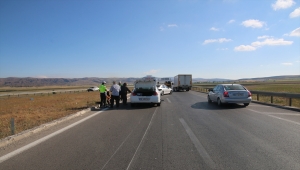 Sivas'ta iki otomobil çarpıştı: 3 yaralı