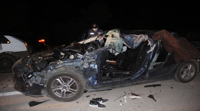 Sivas'ta otomobil kamyonete çarptı: 1 ölü, 2 yaralı