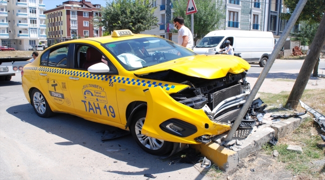 Sultanbeyli'de taksi ile otomobilin çarpıştığı kazada 2 kişi yaralandı