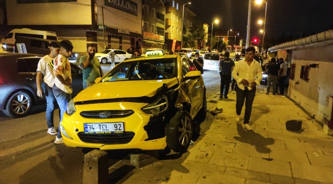 Sultanbeyli'de trafik kazasında 2 kişi yaralandı
