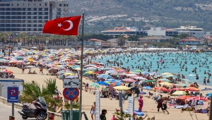 Tatilci yoğunluğu yaşanan Çeşme'de günlük nüfus 1 milyonu aşıyor