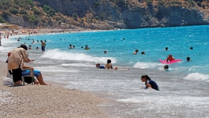 Tatilciler Antalya'nın ünlü Kaputaş Plajı'nda yoğunluk oluşturdu