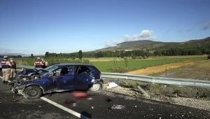 Tokat'ta bariyerlere çarpan otomobildeki hamile kadın ve bir çocuk öldü, 4 kişi yaralandı