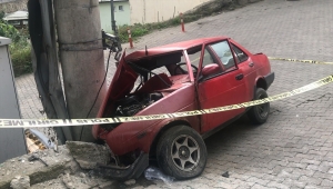 Trabzon'da elektrik direğine çarpan otomobilin sürücüsü hayatını kaybetti