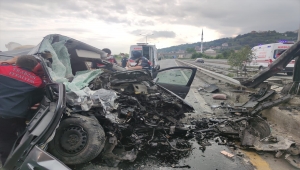 Trabzon'da hafif ticari araç yön levhası direğine çarptı: 2 ölü, 4 yaralı