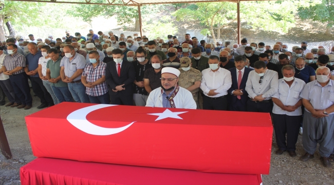 Tunceli'deki trafik kazasında yaşamını yitiren uzman çavuşun cenazesi Osmaniye'de defnedildi