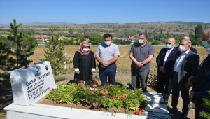 Türk-İş heyeti, 15 Temmuz şehidi Ömer Takdemir'i kabri başında andı