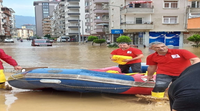 Türk Kızılay, Artvin'deki sel dolayısıyla ekiplerini bölgeye sevk etti