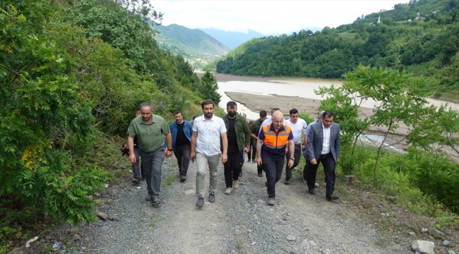 Ulaştırma ve Altyapı Bakanı Karaismailoğlu, Artvin'de selde kaybolan kişinin ailesini ziyaret etti