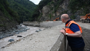 Ulaştırma ve Altyapı Bakanı Karaismailoğlu, Artvin'de selin etkili olduğu alanları inceledi