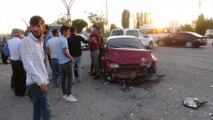 Van'da iki aracın çarpışması sonucu 7 kişi yaralandı