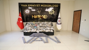 Van'da polisin "dur" ihtarına uymayan sürücünün aracında 155 kilo 675 gram eroin bulundu