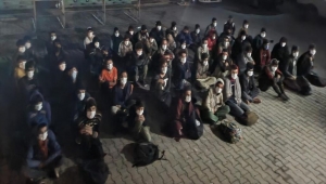 Van'da sürücüsü "dur" ihtarına uymayan minibüste 60 düzensiz göçmen yakalandı