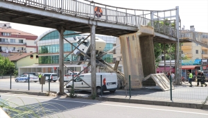 Yalova'da damperi açık kalan kamyon üst geçide çarptı