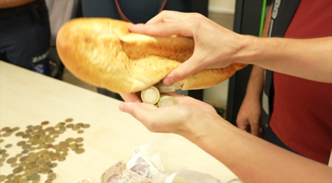 Yalova'da zabıta ekiplerince yakalanan dilenci topladığı paraları ekmeğin içine gizlemiş