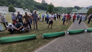 Yarın defnedilecek Srebrenitsa kurbanlarının tabutları Potoçari Anıt Mezarlığı'na taşındı