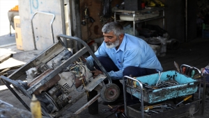 Yaz ortasında saatlerce elektriklerin kesildiği Irak'ta halkın imdadına "mini jeneratörler" yetişiyor