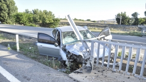 Yozgat'ta otomobil köprü korkuluklarına çarptı: 1 ölü, 2 yaralı