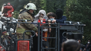 Zeytinburnu'nda yangın çıkan atölyenin bulunduğu binada mahsur kalanlar itfaiye ekiplerince kurtarıldı