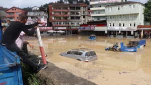 Zonguldak'ta sağanakta derenin taşması sonucu bazı tarım arazileri, ev ve iş yerlerini su bastı