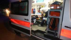 Adana'da hafif ticari araç ile otomobil çarpıştı: 2 yaralı 