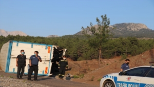 Adana'da kaçış rampası sonundaki beton bariyere çarpan kamyondaki 4 kişi öldü 