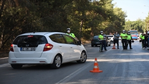 Adana'da polis ekipleri, araç sürücülerini orman yangınlarına karşı duyarlı olmaları için uyardı