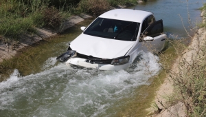 Adana'da sulama kanalına devrilen otomobilin sürücüsü yaralandı