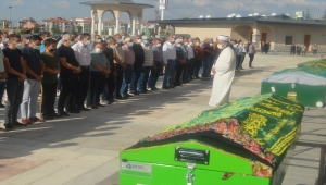 Afyonkarahisar'da polis memuru eşi tarafından öldürülen kadın ile anne ve babasının cenazeleri defnedildi