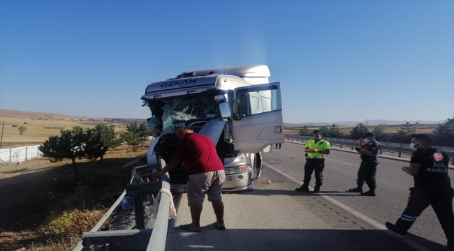 Afyonkarahisar'da tır ile kamyonet çarpıştı: 4 yaralı