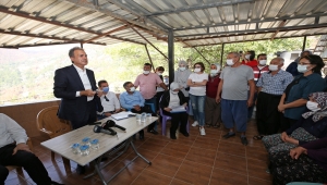 AK Parti'li Ömer Çelik, Adana'daki orman yangınından etkilenenlerle bir araya geldi: