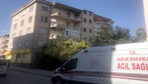 Aksaray'da çarşafları bağlayıp 5. kattaki evlerinin camından inmeye çalışırken düşen genç kız ağır yaralandı