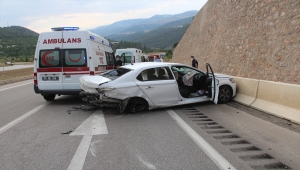 Amasya'da kamyonet ile otomobil çarpıştı: 3 ölü, 2 yaralı 