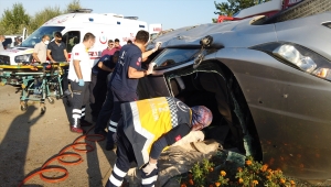 Ankara'da taksiyle çarpışan otomobildeki 4 kişi yaralandı