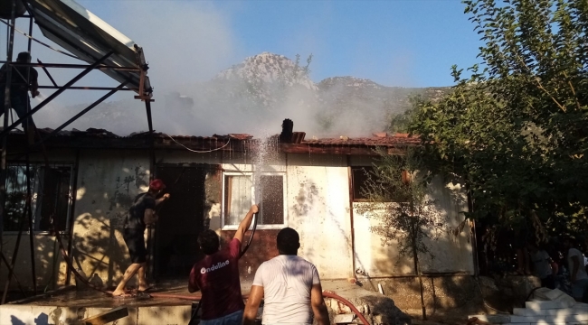 Antalya'da çıkan yangında 2 ev kullanılamaz hale geldi