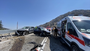 Antalya'da üç otomobilin çarpıştığı kazada 2'si ağır 4 kişi yaralandı