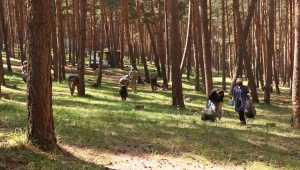 Ardahan'da jandarma farkındalık oluşturmak için gönüllülerle mesire alanında temizlik yaptı
