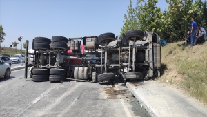 Arnavutköy'de otomobile çarpan beton mikserinin sürücüsü yaralandı 
