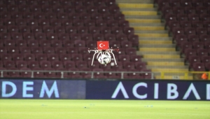 Atakaş Hatayspor-Kasımpaşa maçının topu santra noktasına drone ile bırakıldı