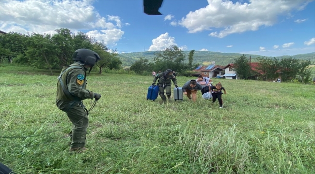 Ayancık'ta selde mahsur kalan aile TSK'ya ait helikopterle tahliye edildi