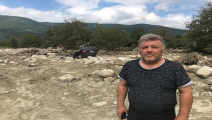 Ayancık'taki selde yaşlı ve engelli 3 komşusunu sırtında çatıya çıkararak kurtardı