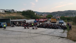 Balıkesir'de yurda yasa dışı giren 180 yabancı uyruklu kamyon kasalarında yakalandı