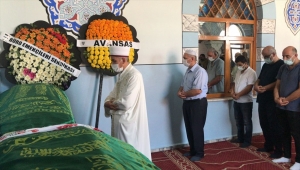 Balıkesir'deki otobüs kazasında hayatını kaybeden kadının cenazesi Zonguldak'ta defnedildi