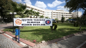 Balıkesir Gönen'de belediyeye ait termal otelin özelleştirilmesine karşı çıkan çalışanlar eylem yapıyor