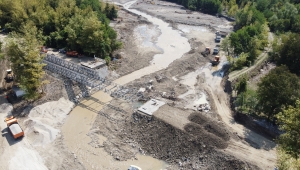 Bartın'da selde yıkılan köprünün yerine kurulan panel köprü yarın trafiğe açılacak