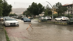 Bayburt'ta sağanak ve dolu etkili oldu