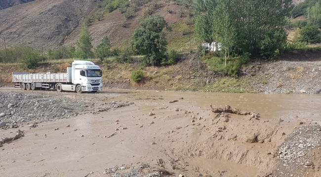 Bingöl'de Yedisu-Karlıova kara yolu sel nedeniyle ulaşıma kapandı