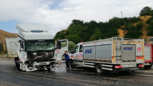 Bitlis'te tır ile kamyonet çarpıştı: 2 ölü, 3 yaralı