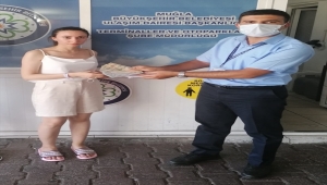Bodrum'da otobüste bulunan bin 210 dolar, sahibi Rus turiste teslim edildi
